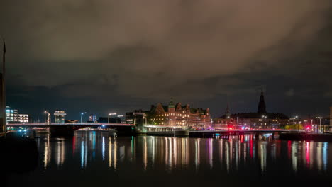 Zeitraffer-Der-Skyline-Von-Kopenhagen-Mit-Leuchtenden-Nachtlichtern